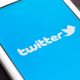 Imagem do logo do aplicativo do Twitter em tela de smartphone