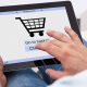 imagem de um tablet com um carrinho de comrpas de um e-commerce