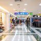 Imagem de um corredor de shopping center
