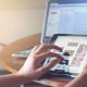 imagem de computador e tablet com abas abertas em sites de e-commerce e varejo