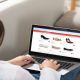imagem de uma cliente em frente a um e-commerce