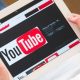 logotipo do youtube em um tablet