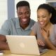 imagem de um casal fazendo compra em um e-commerce