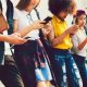 Grupo de adolescentes mexendo no celular - Geração Z