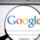 Imagem de uma lupa sobre o nome Google