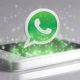 Imagem de um smartphone sobre uma superfície, com o logo do WhasApp em evidência
