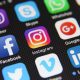 Tela de celular com ícones de aplicativos de redes sociais