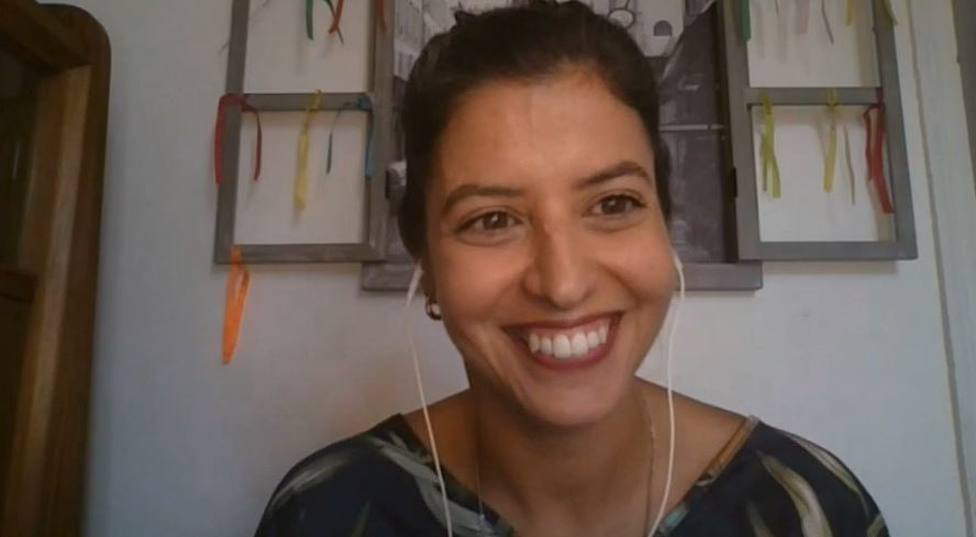 Palestrante sorrindo para a câmera