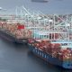 Imagem de navios cargueiros atracados e carregados de contêineres