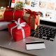 Imagem de presentes embrulhados para o Natal sobre o teclado de um notebook