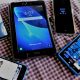 Imagem de smartphones e tablets sobre uma mesa