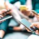 Imagem de diversas pessoas utilizando smartphones