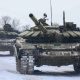 Imagem de dois tanques de guerra andando em local com neve