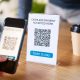 Imagem de um smartphone fazendo a leitura de um QR Code